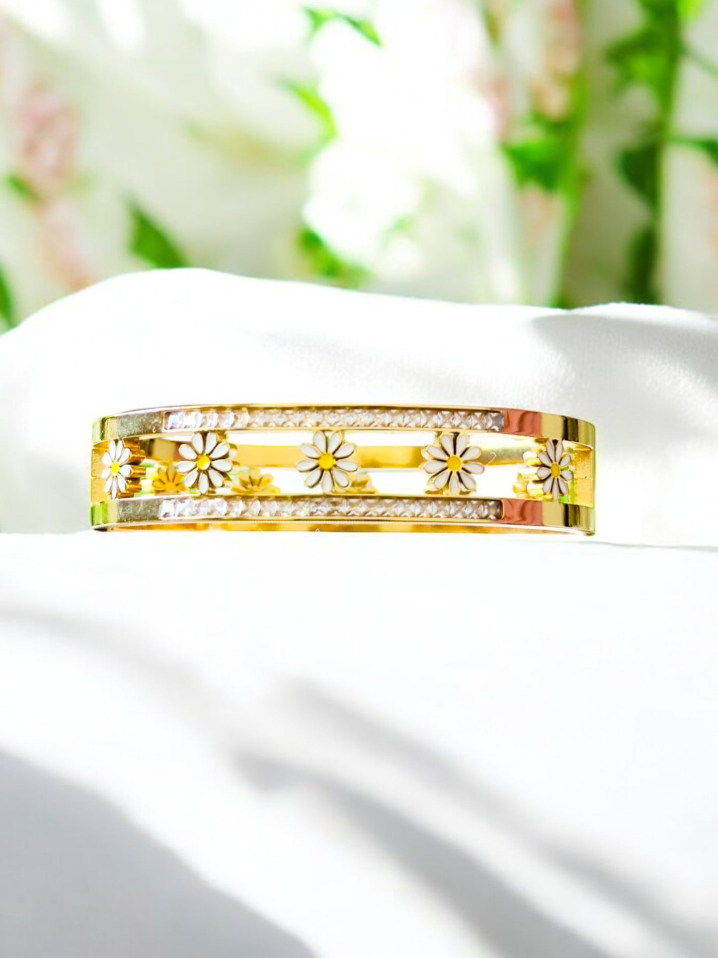 Anti-tarnish Golden Daisy Delight Bracelet