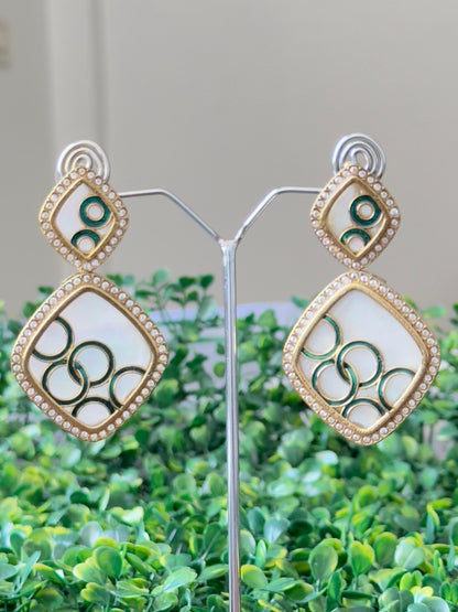 Glamorous Gold-Plated Enamel Interlocking Circles Statement Earrings