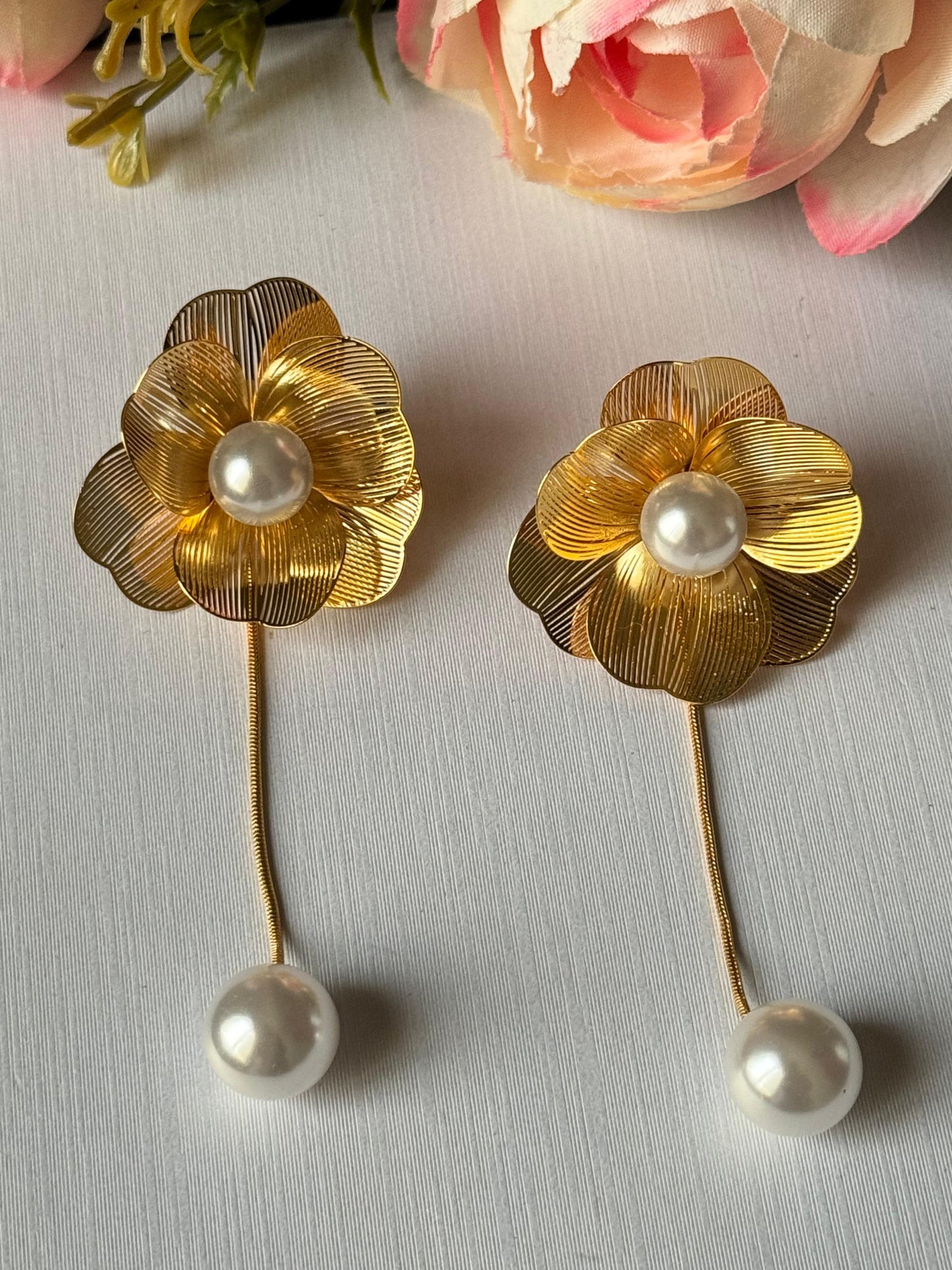 Elegant Gold Flower Pearl Drop Earring