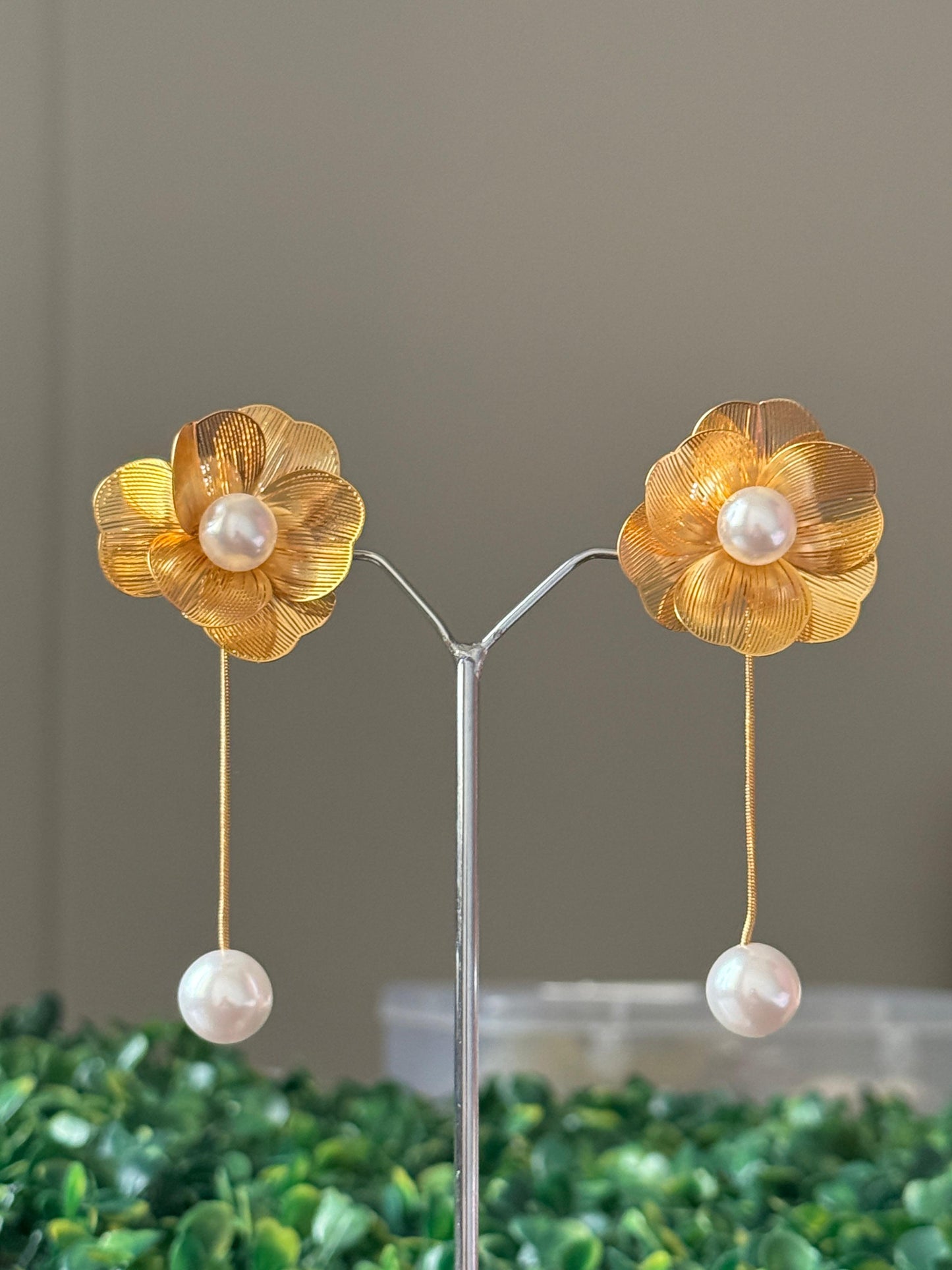 Elegant Gold Flower Pearl Drop Earring